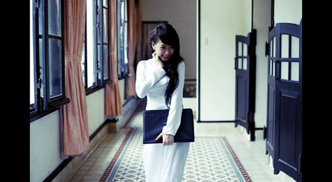 Ngoài bộ phim Tiểu thư đi học, Phương Trinh còn tham gia đóng vai nữ sinh trong MV Nhớ trường xưa.
